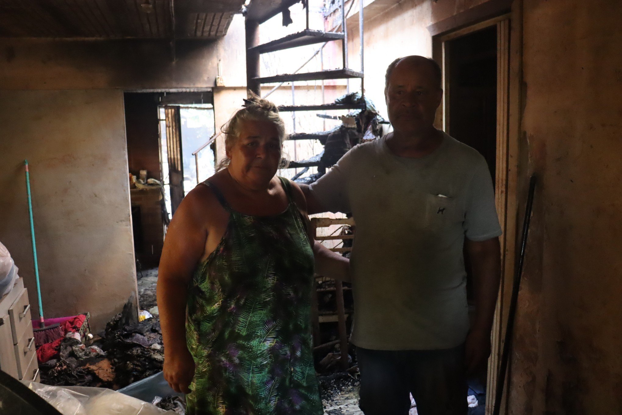 "Estou em pedaços": Casal que perdeu casa em incêndio cuidava de cerca de 20 cachorros