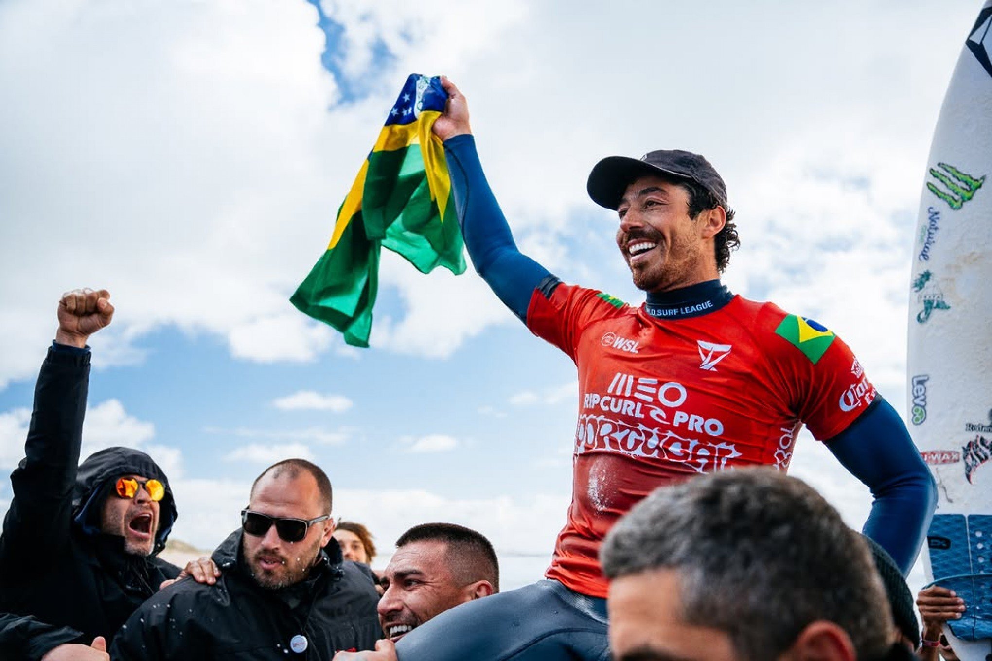 Yago Dora supera Ítalo Ferreira em final brasileira e conquista a etapa de Peniche no surf