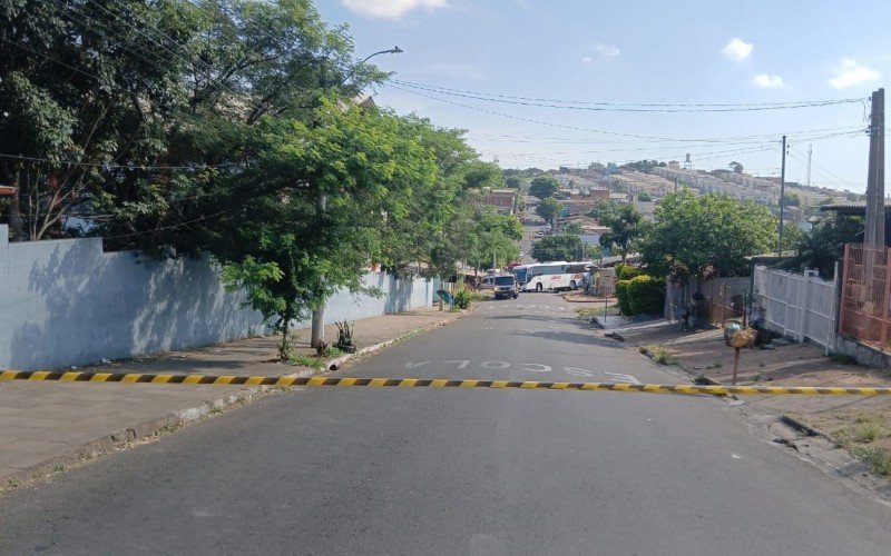 Ônibus invadiu casa e atropelou duas pessoas, na Rua dos Sabiás, no Loteamento Colina Verde, em Sapucaia do Sul