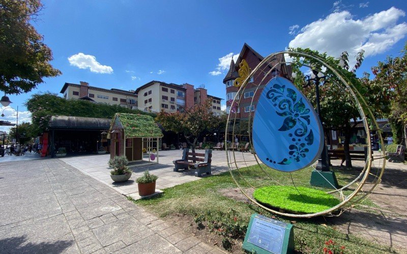 Gramado em clima de ChocoPáscoa, em dia de sol e nuvens
