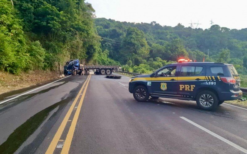BR-116: Caminhão bate em paredão de pedra e causa bloqueio total em Novo Hamburgo | abc+