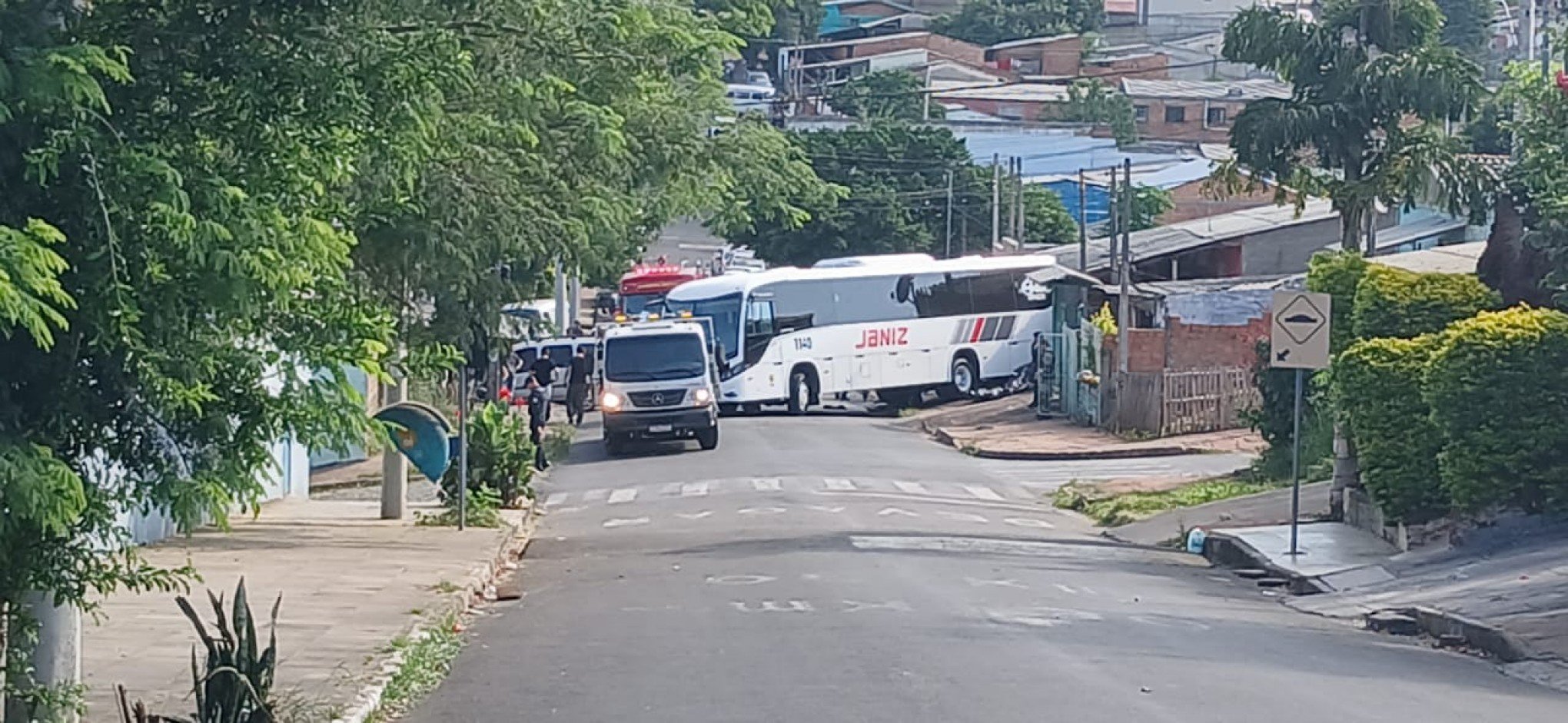 Saiba vínculo entre homem e criança de 5 anos que morreram atropelados por ônibus desgovernado