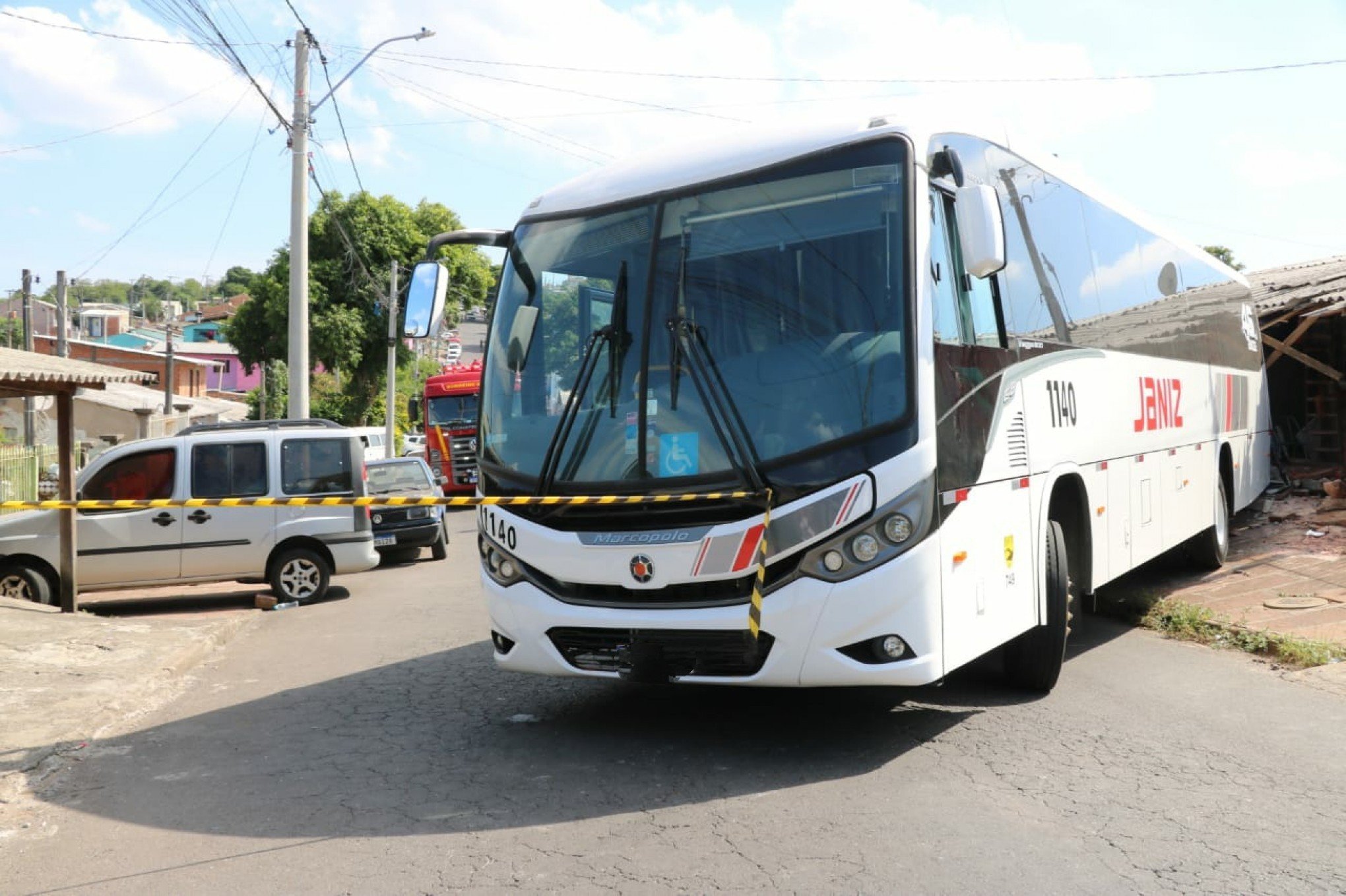 Ônibus invadiu casa e atropelou duas pessoas, na Rua dos Sabiás, no Loteamento Colina Verde 