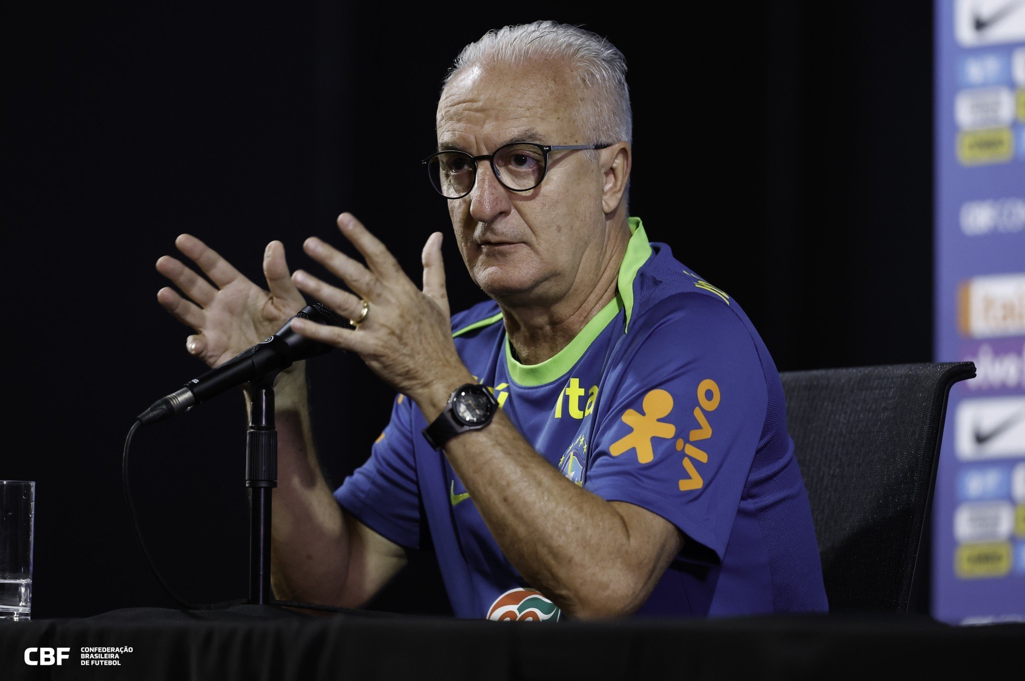 Dorival "acalma" fala de Raphinha sobre "porrada" contra a Argentina