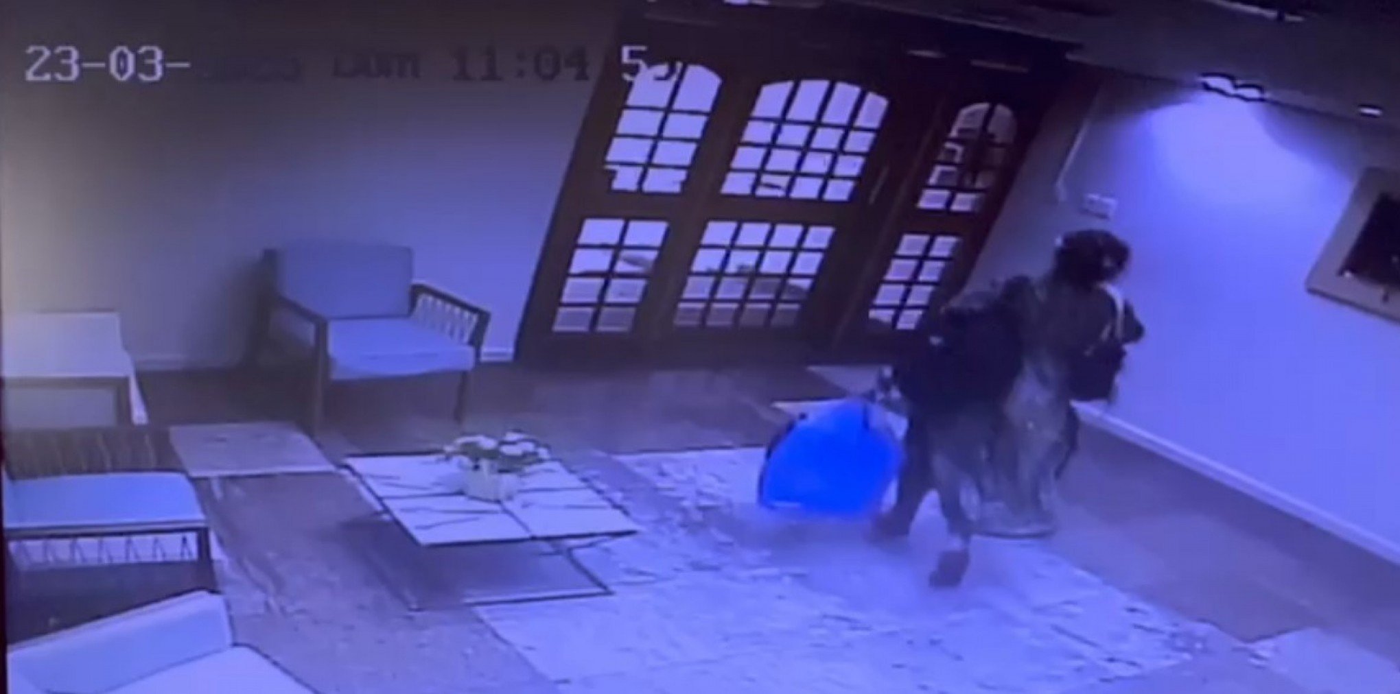 VÍDEO: Suspeita foge após mulher morrer durante aplicação de silicone industrial