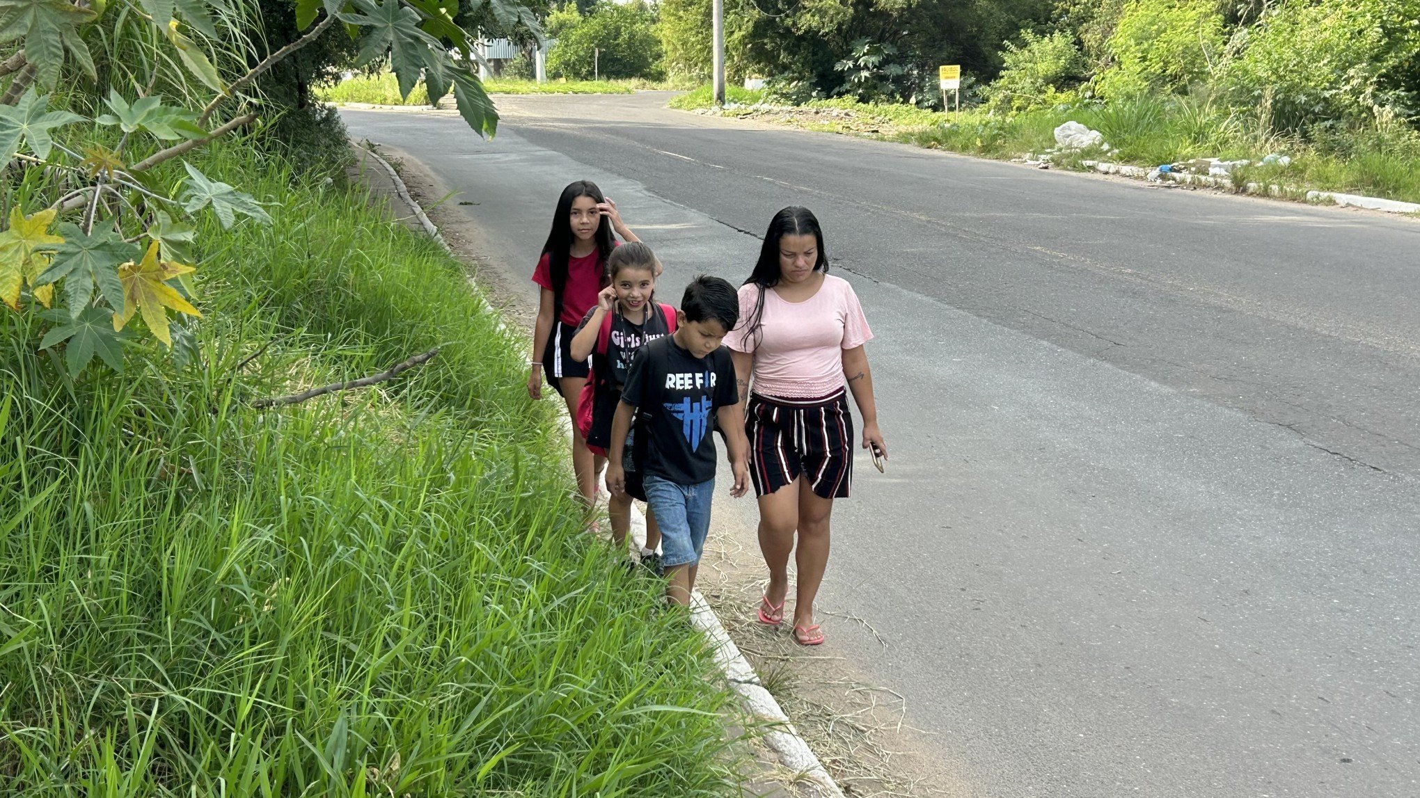 Um quilômetro de insegurança: O trajeto perigoso de crianças a caminho da escola