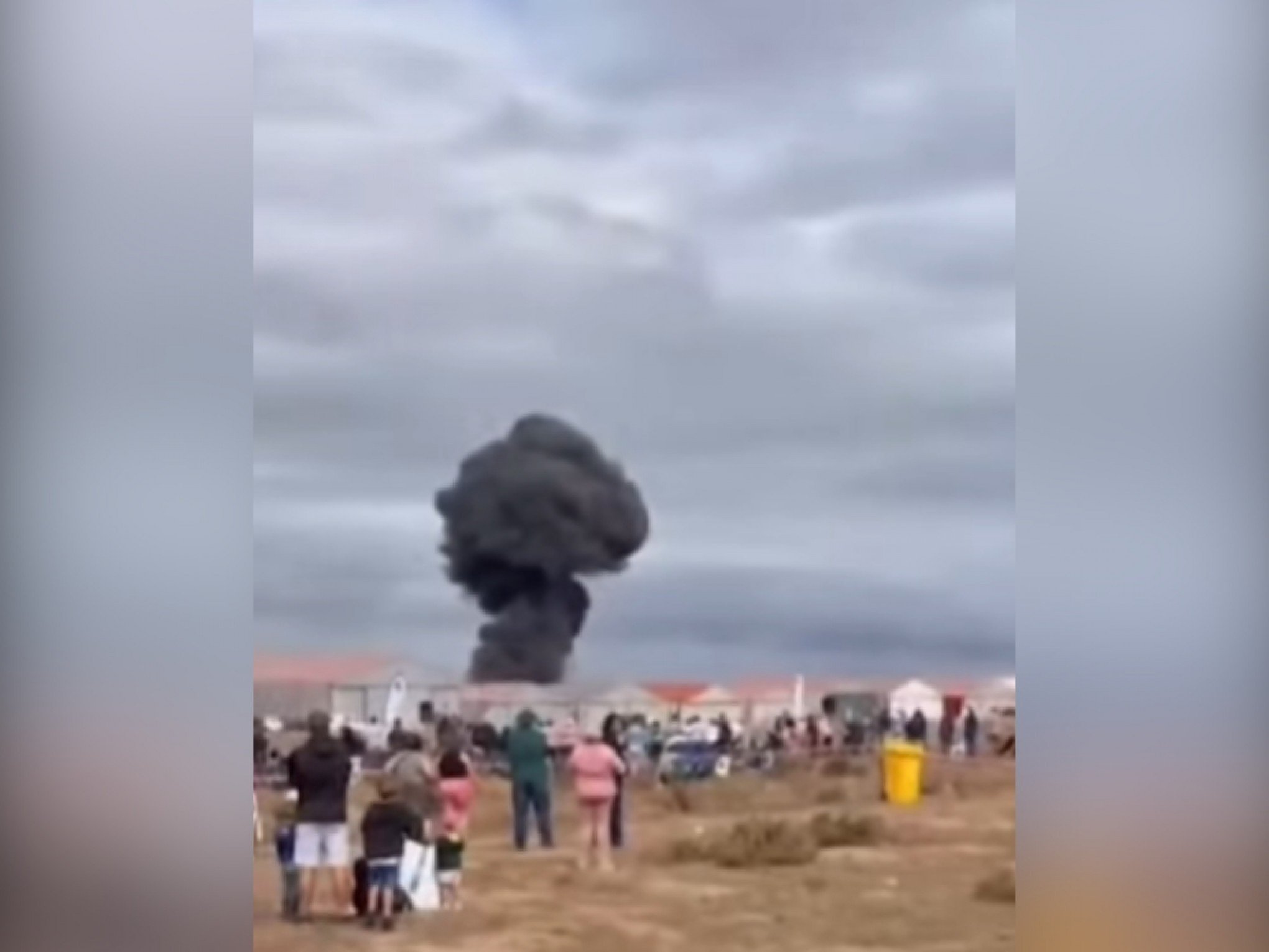 VÍDEO: Avião cai e explode durante show aéreo em acidente fatal