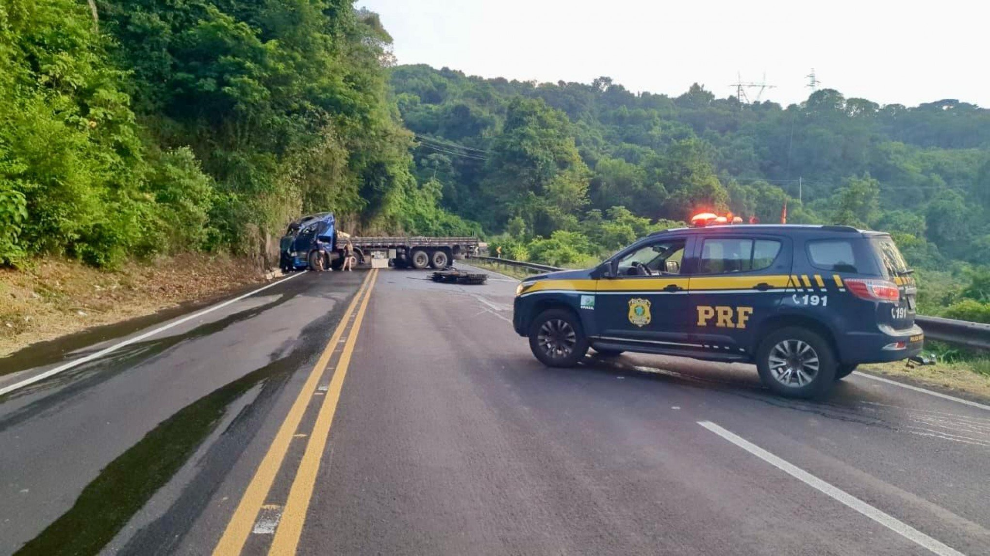 BR-116: Caminhão bate em paredão de pedra e causa bloqueio total no Vale do Sinos