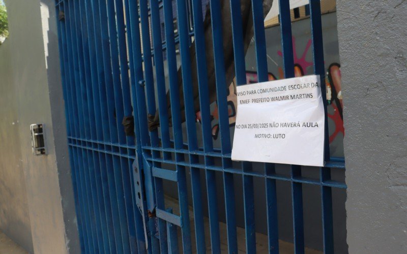 Escola Municipal Walmir dos Santos Martins, onde Emanuelly estudava, suspendeu as aulas nesta terça e explicou o motivo num cartaz, posicionado no portão de entrada, junto com uma faixa preta.  | abc+