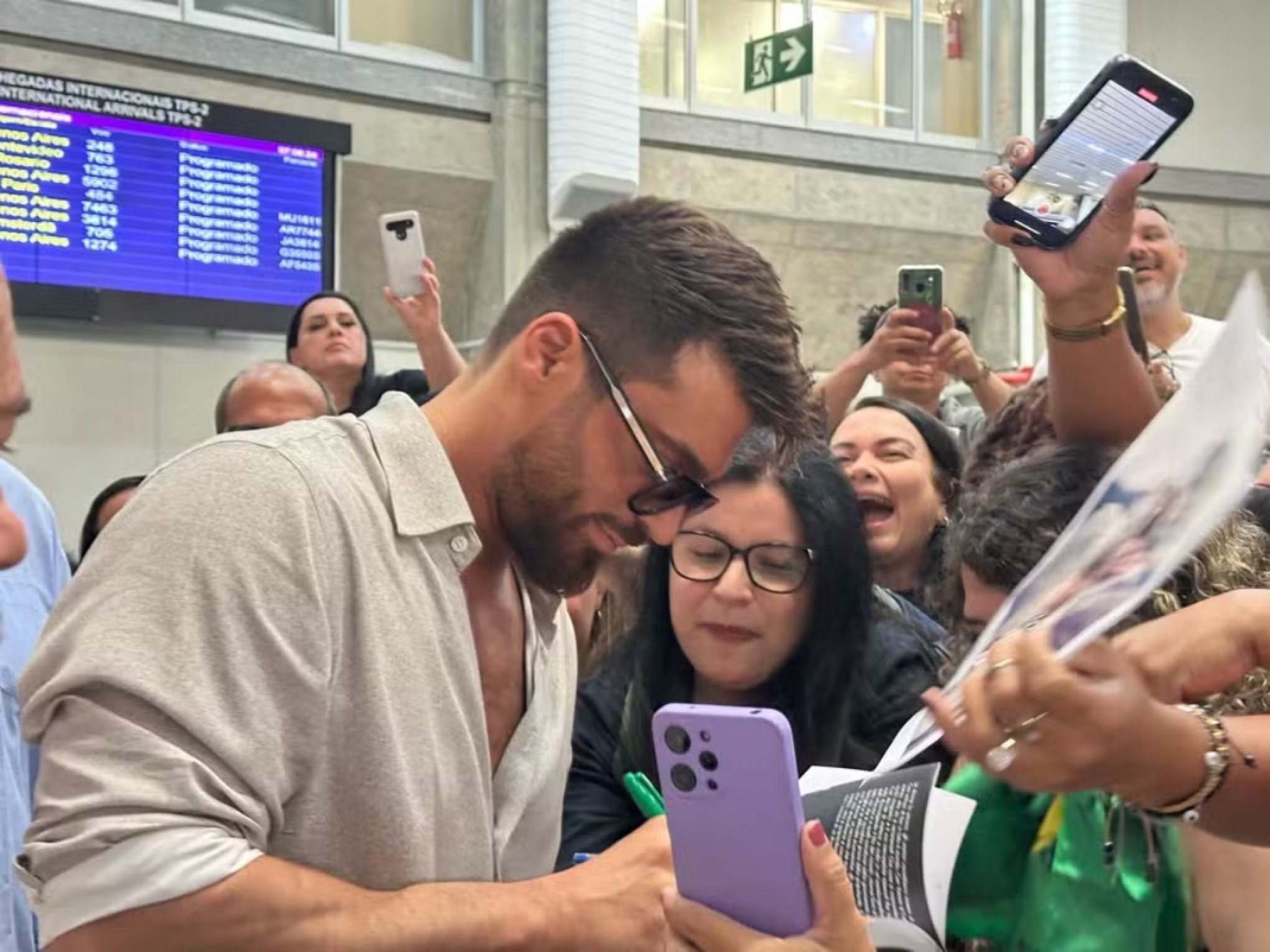 Ator turco causa tumulto em aeroporto ao chegar no Brasil; saiba quem é o artista e o que está fazendo no País
