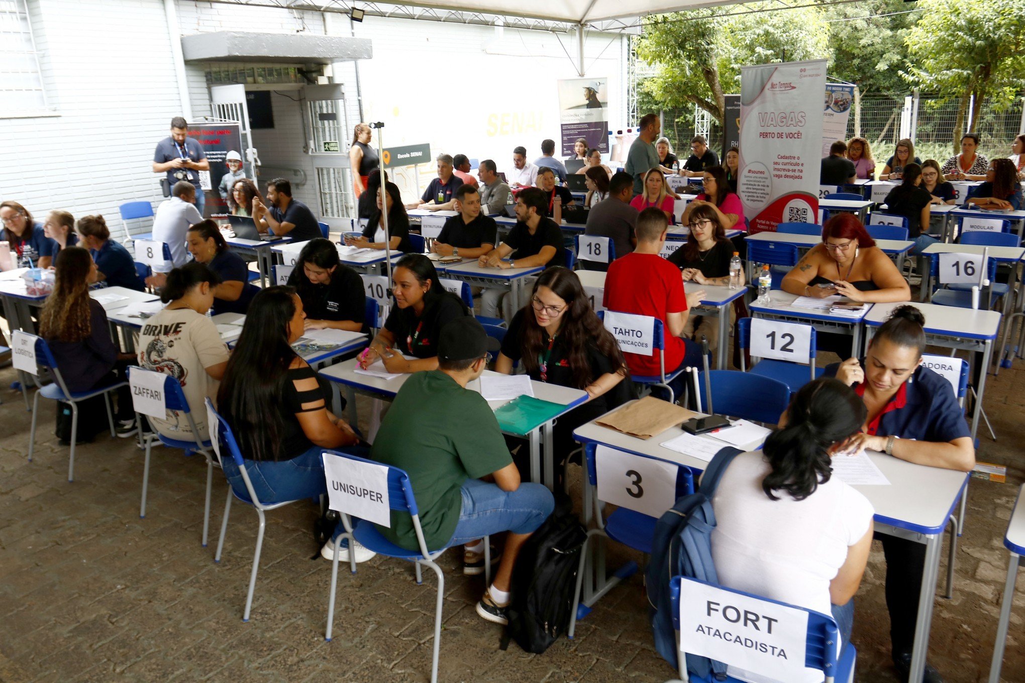 Caravana de Empregos reúne centenas de pessoas em busca de trabalho