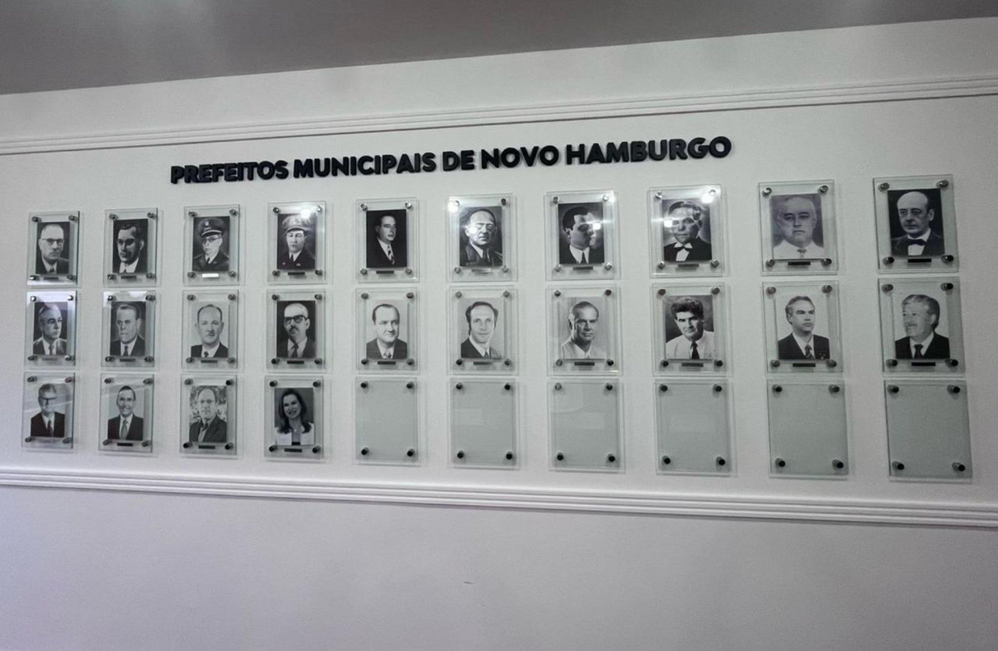 Gustavo Finck diz que é alvo de processo por cor de foto na galeria dos ex-prefeitos