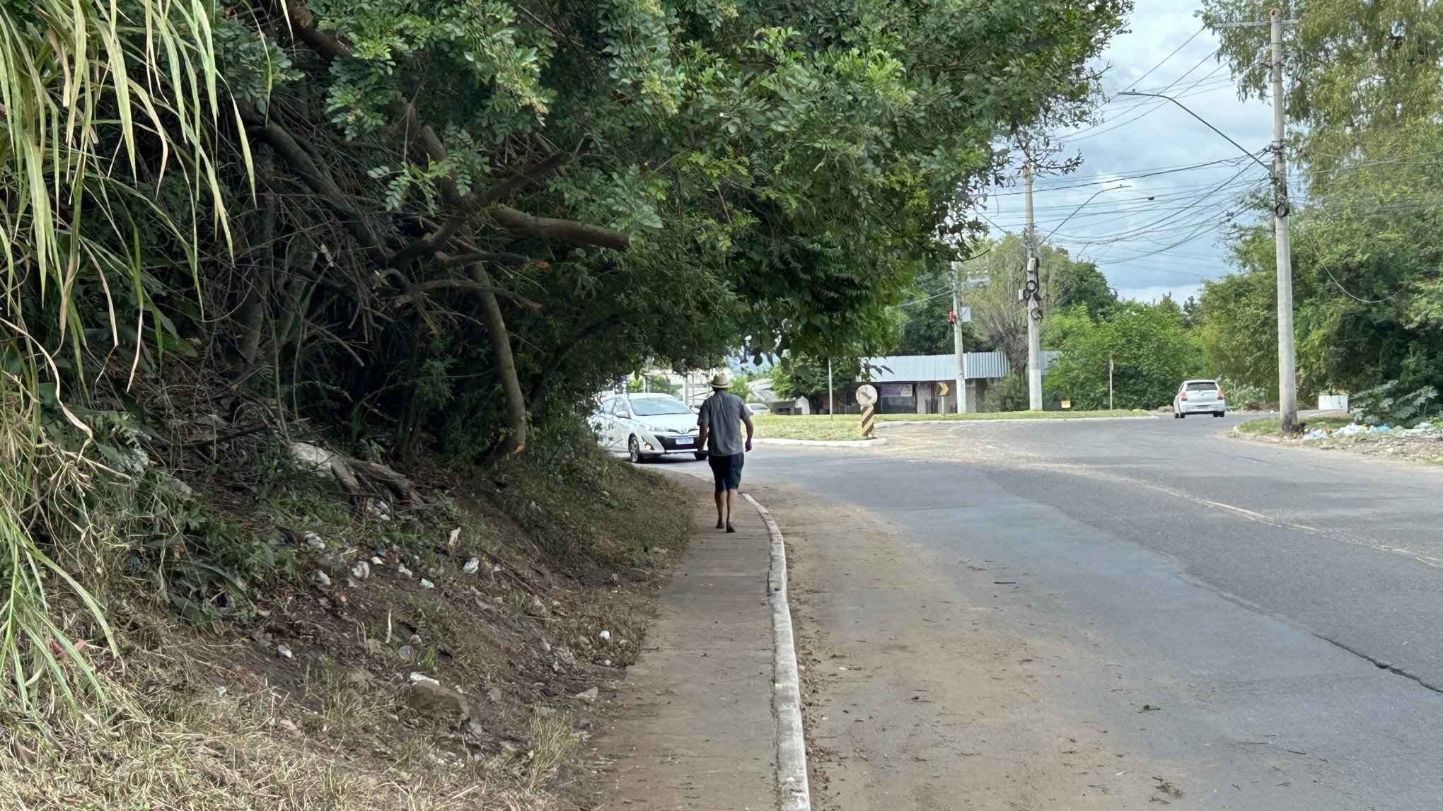 Prefeitura toma atitude sobre trajeto perigoso percorrido por crianças a caminho da escola um dia após reivindicação de moradores