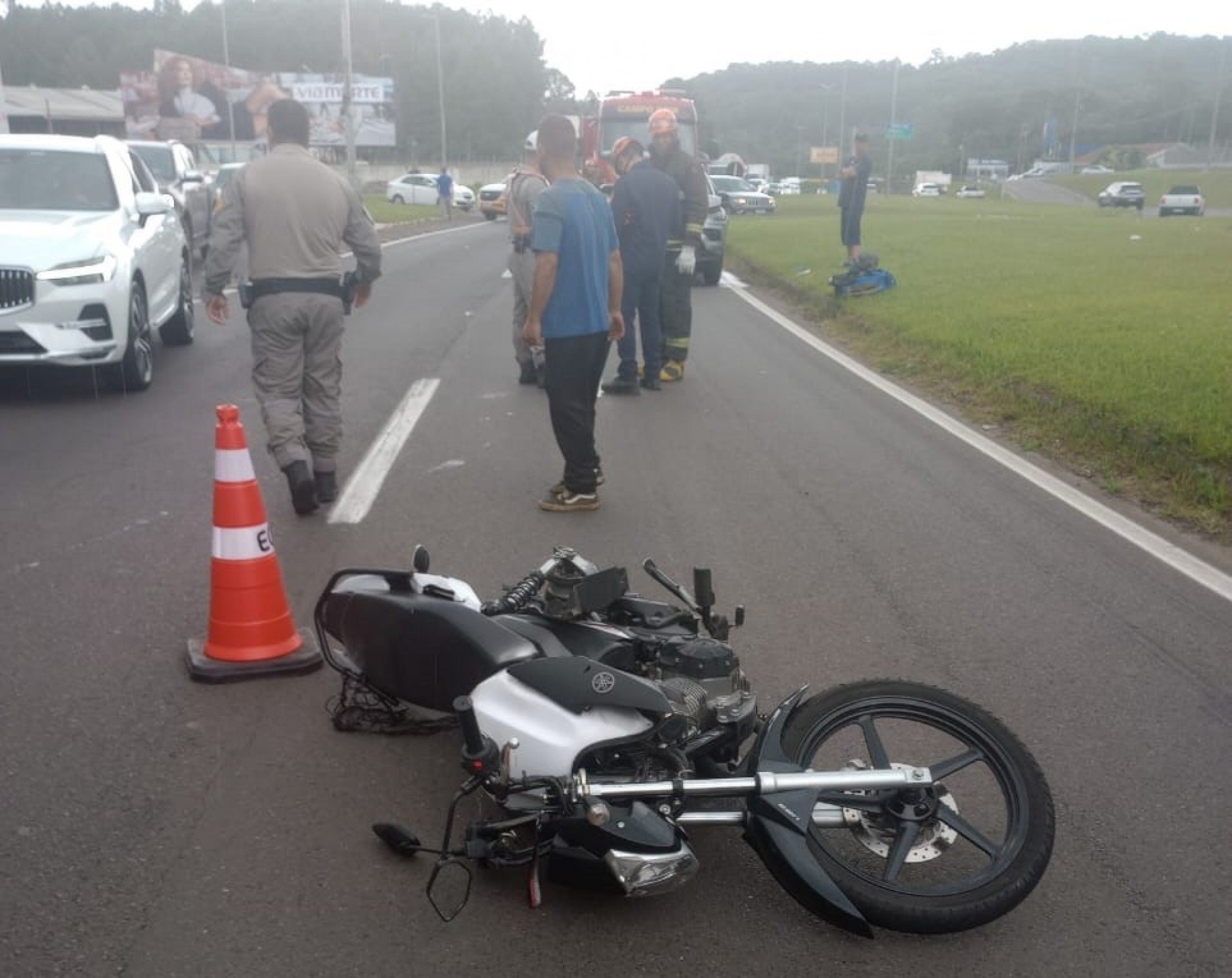 RS-239: Motociclista que ficou presa embaixo de carro foi arrastada por cerca de 30 metros; veja seu estado de saúde