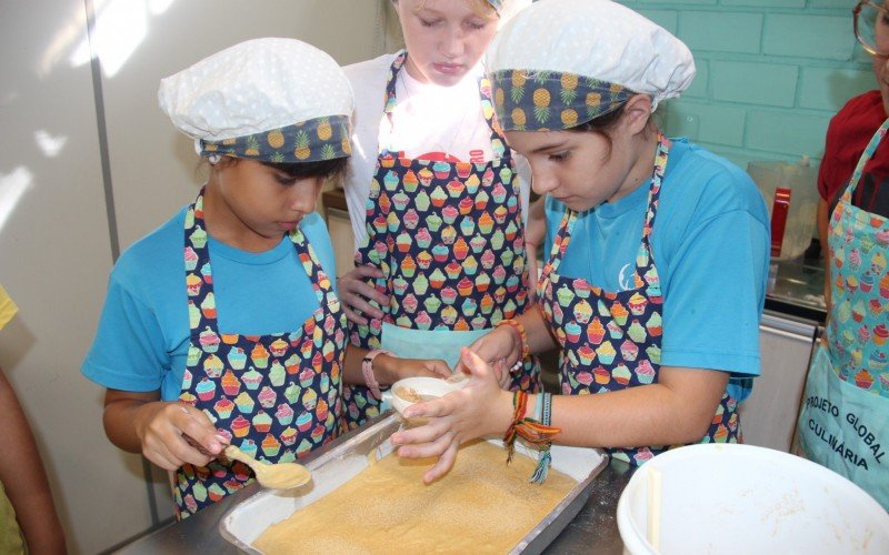Alunos do projeto Global na aula de culinária | abc+