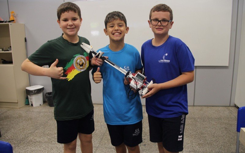 Alunos William Eduardo Spohr, Enzo Zanoni Ferreira dos Santos e Murilo Schneider, de 11 anos, que construíram uma guitarra na aula de robótica | abc+