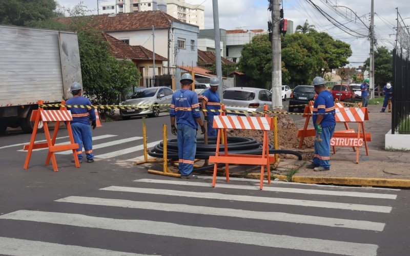 Serviços ocorrem em várias ruas, como na esquina da Primeiro de Março e Florêncio Câmara