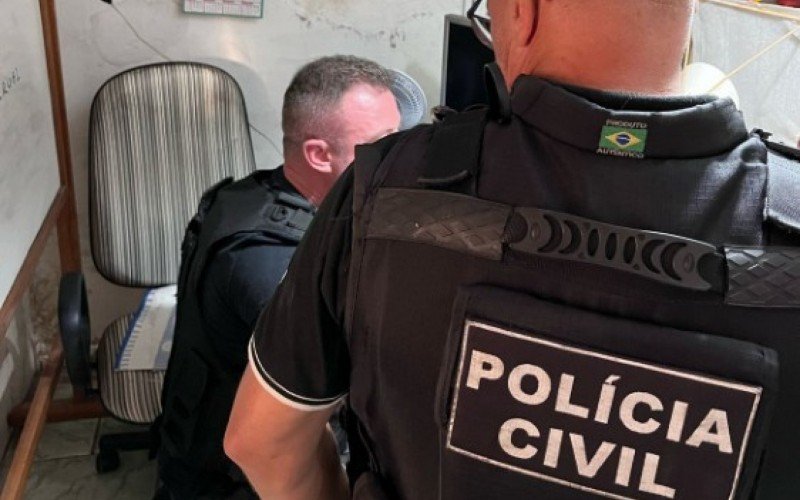 Flagrante garantido na manhã desta quarta-feira (26) levou à cadeia professor de Inglês que baixava e armazenava centenas de arquivos de pornografia infantil