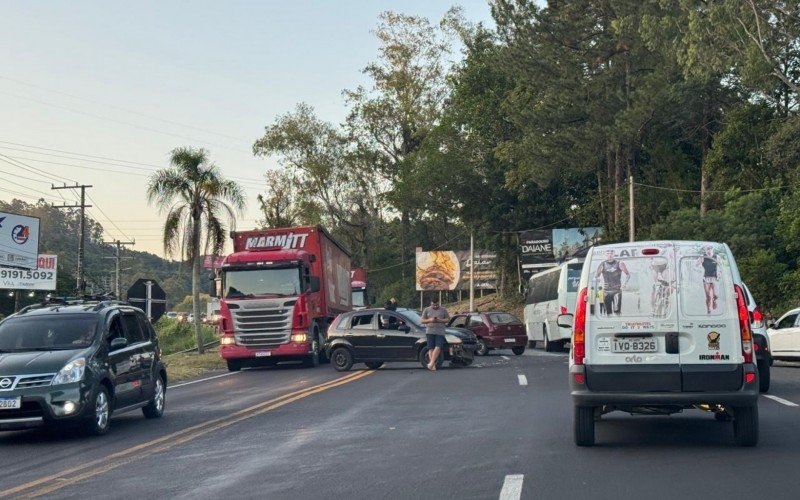 Colisão entre caminhão e dois carros é registrado na BR-116, em Novo Hamburgo