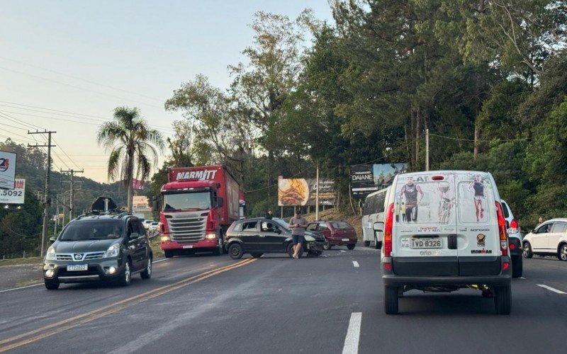 Colisão entre caminhão e dois carros é registrado na BR-116, em Novo Hamburgo