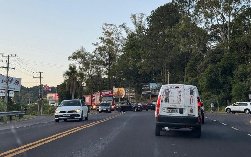 Colisão entre caminhão e dois carros é registrado na BR-116, em Novo Hamburgo