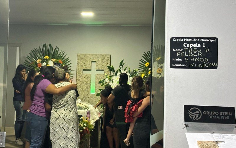 Corpo de menino atirado em rio pelo pai é velado em Nova Hartz | abc+