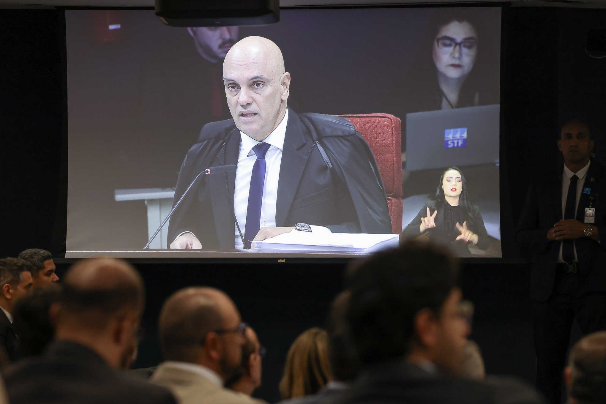 Milícias digitais: Ex-conselheiro de Trump diz que Moraes é ameaça à democracia