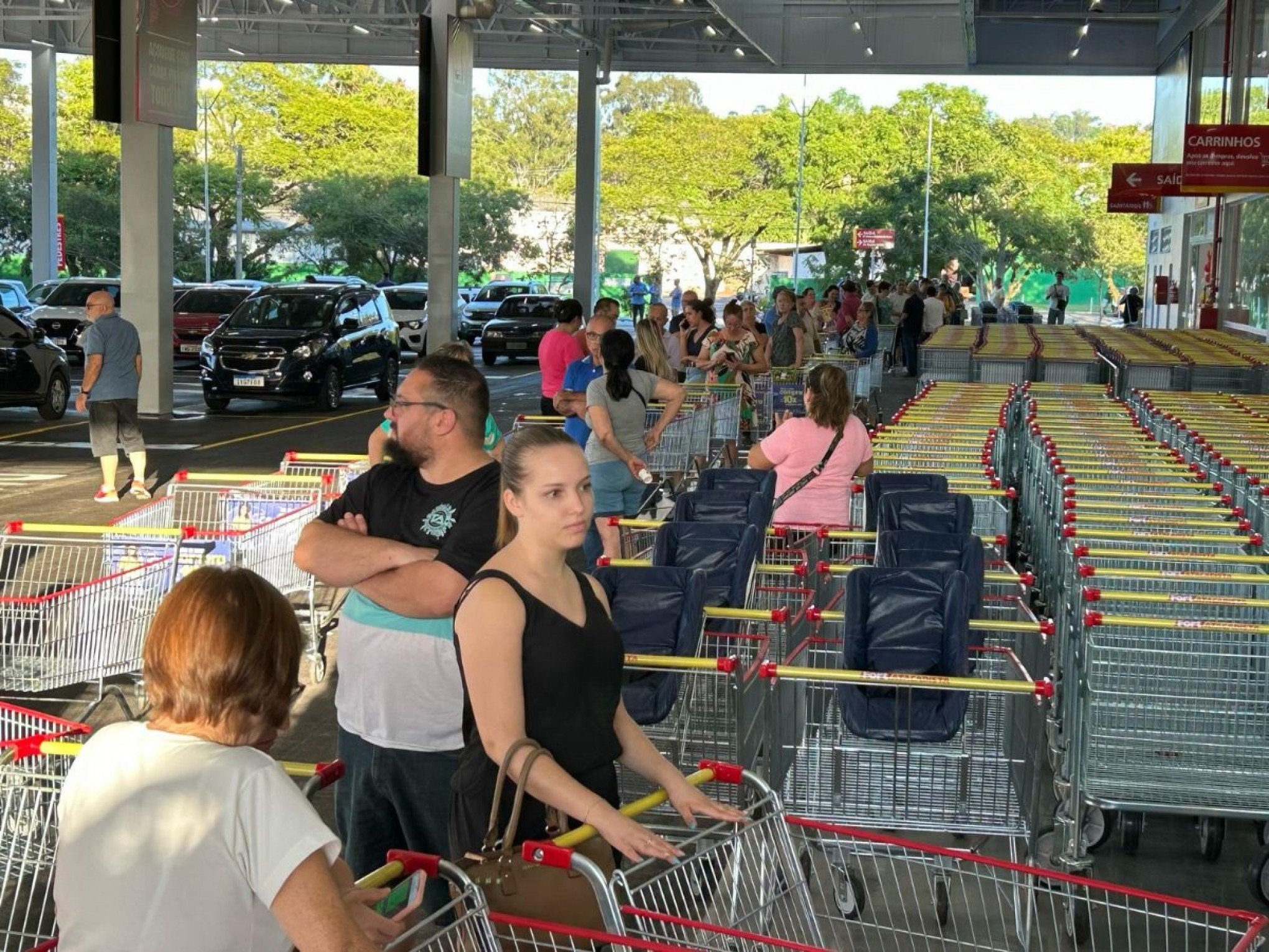 Atacarejo antecipa inauguração em respeito a clientes que aguardavam desde cedo