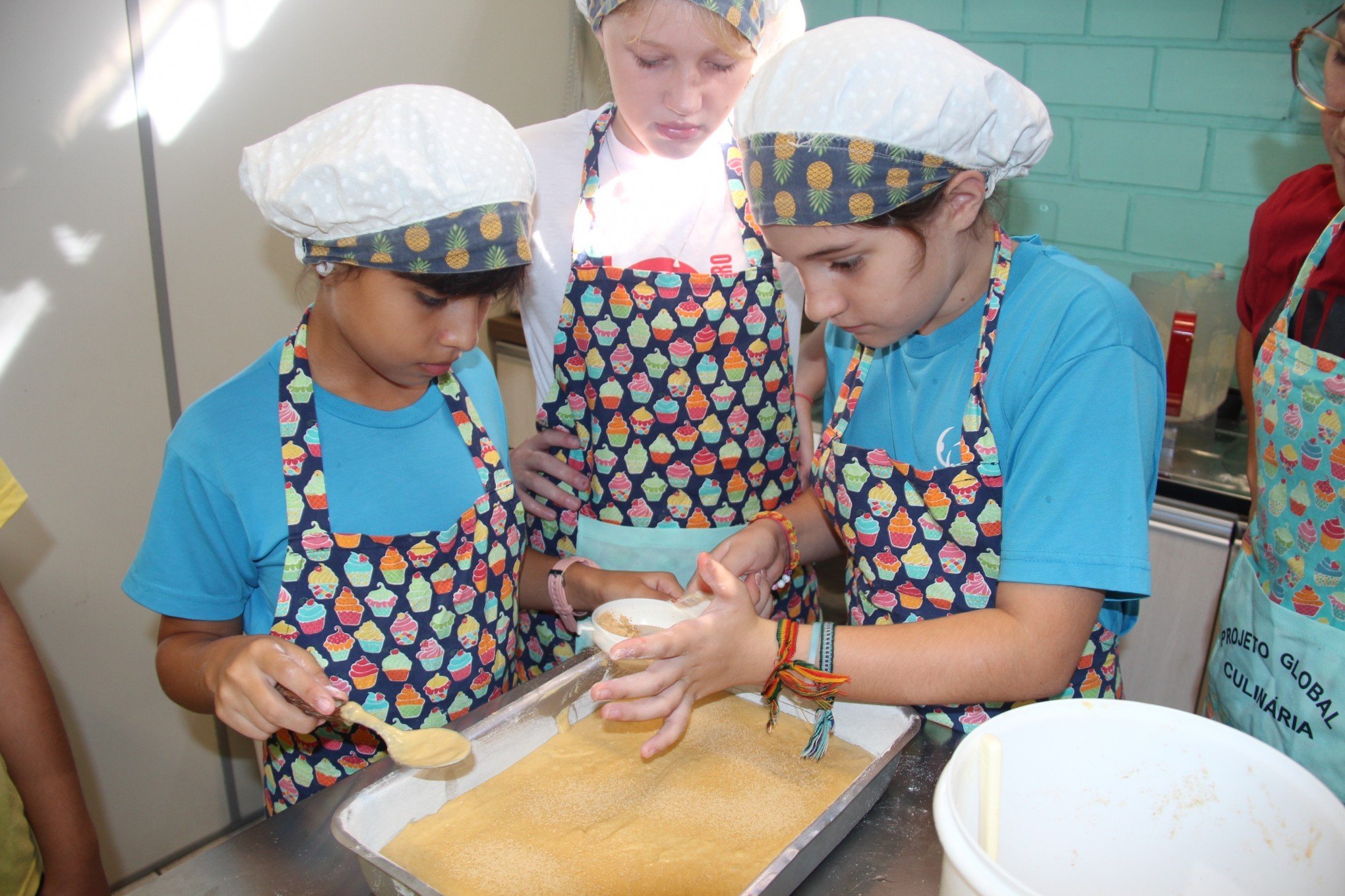 Alunos do projeto Global na aula de culinária | abc+
