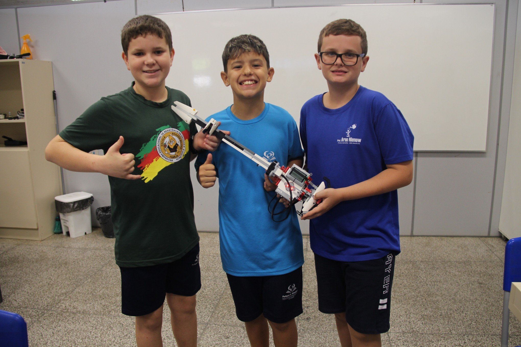 Alunos William Eduardo Spohr, Enzo Zanoni Ferreira dos Santos e Murilo Schneider, de 11 anos, que construíram uma guitarra na aula de robótica | abc+