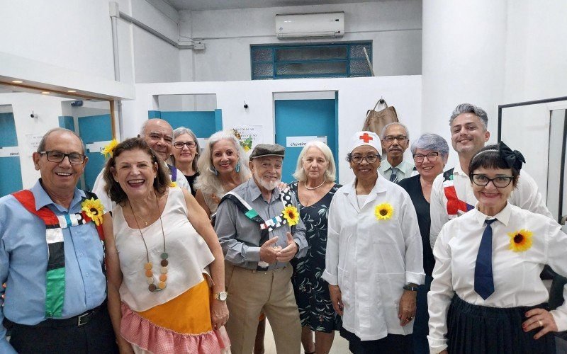 De boina, Arturzinho lidera peça que tem no elenco 15 participantes idosos e cheios de energia | abc+
