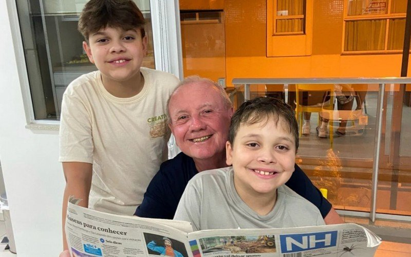 65 ANOS JORNAL NH:Christiano Dilly, 74, comerciante aposentado, com os netos Bernardo e Eduardo Dilly Novato | abc+
