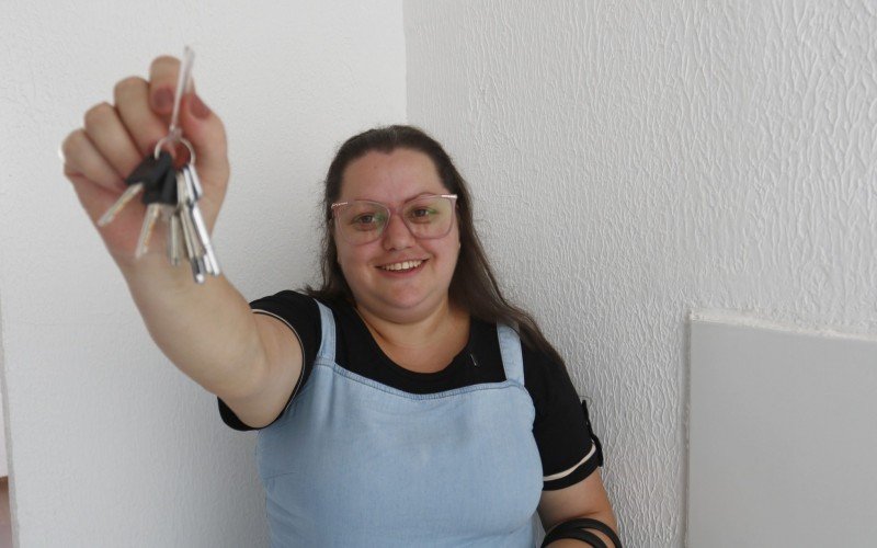 Tatiane Saraiva Figueiredo foi a primeira a receber as chaves nesta quinta-feira (27)