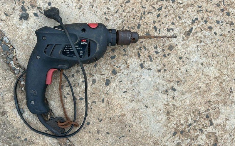 Furadeira acabou apreendida por ser apontada pela vítima como instrumento de tortura para que os joelhos fossem perfurados pelo agressor | abc+
