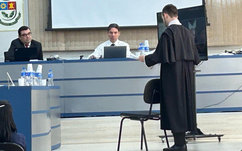 Filho acusado de matar a mãe se recusa a participar do julgamento em Estância Velha | abc+