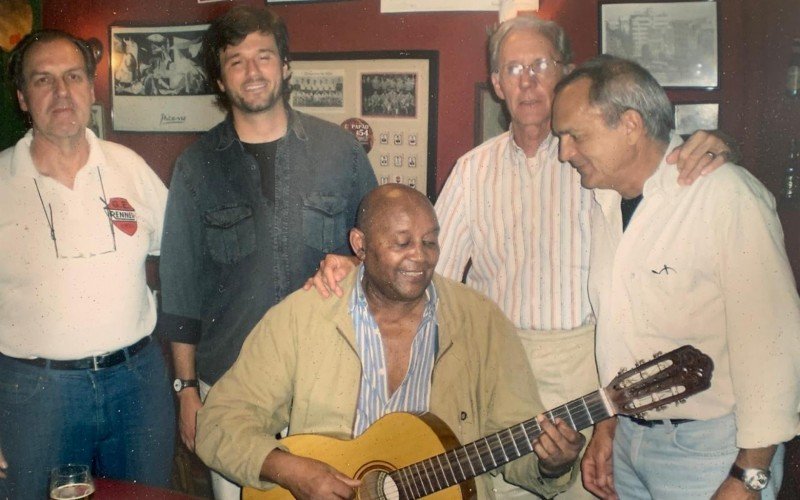 Breno Mello, morador de Novo Hamburgo, foi o ator principal do filme Orfeu Negro em encontro no Memorial Renner, em Porto Alegre, com Enio Hilbert ( Botonista) Alexandre Derlan (cineasta), Raul Kinnemann( último goleiro do Renner) e o arquiteto Luis Carlos Macchi | abc+