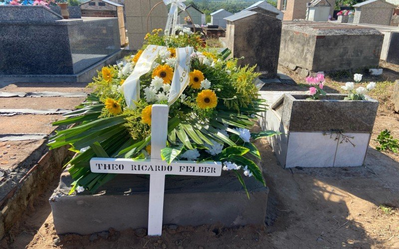 Sepultamento do Theo Ricardo Felber, de 5 anos, aconteceu às 09h30 no Cemitério Municipal de Nova Hartz. | abc+