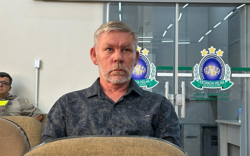Carlos Weber acompanha julgamento, que acontece no plenário da Câmara de Vereadores de Estância Velha | abc+