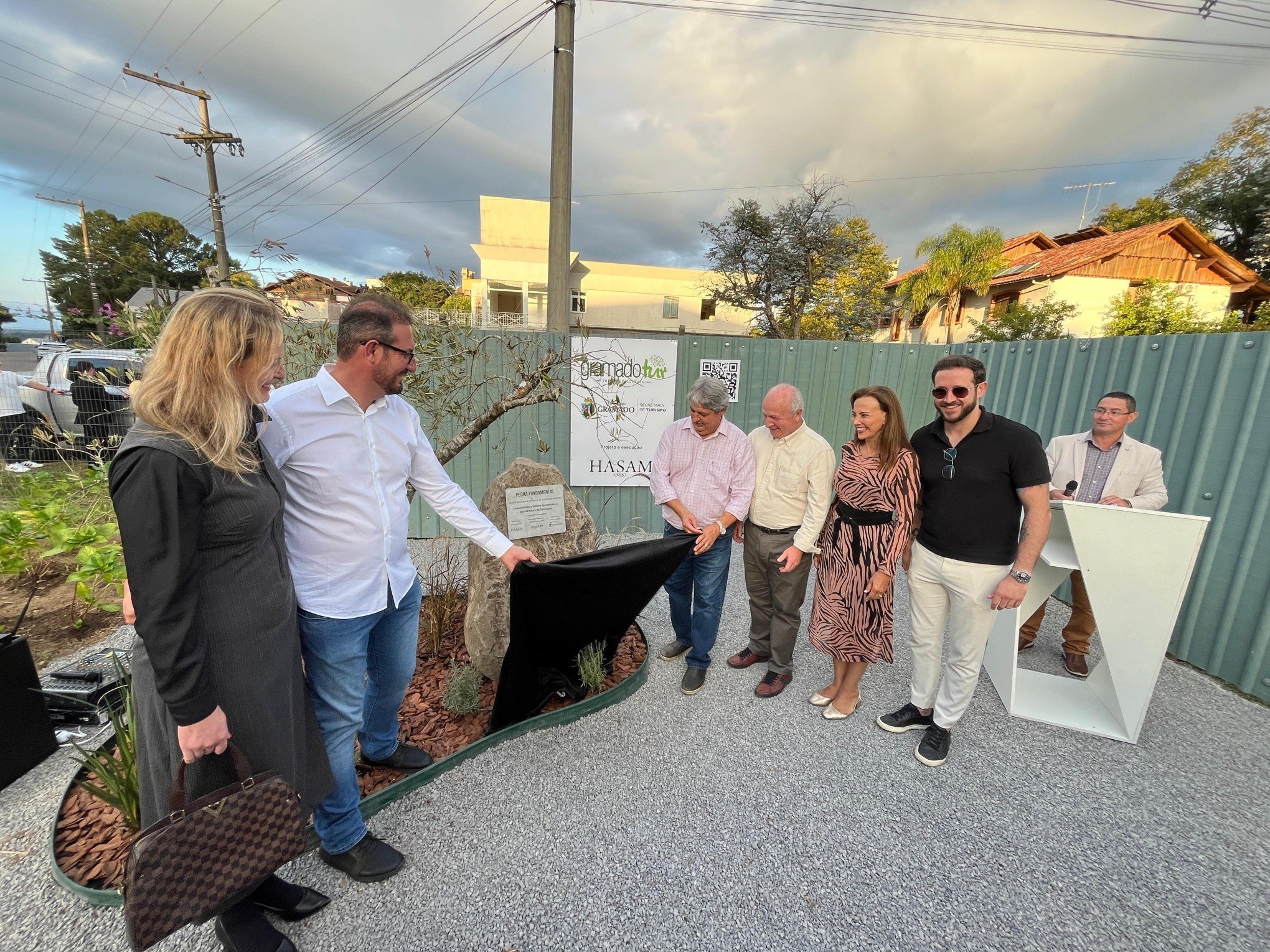 Lançamento de pedra fundamental marca o início da construção da nova sede da Secretaria de Turismo e Gramadotur
