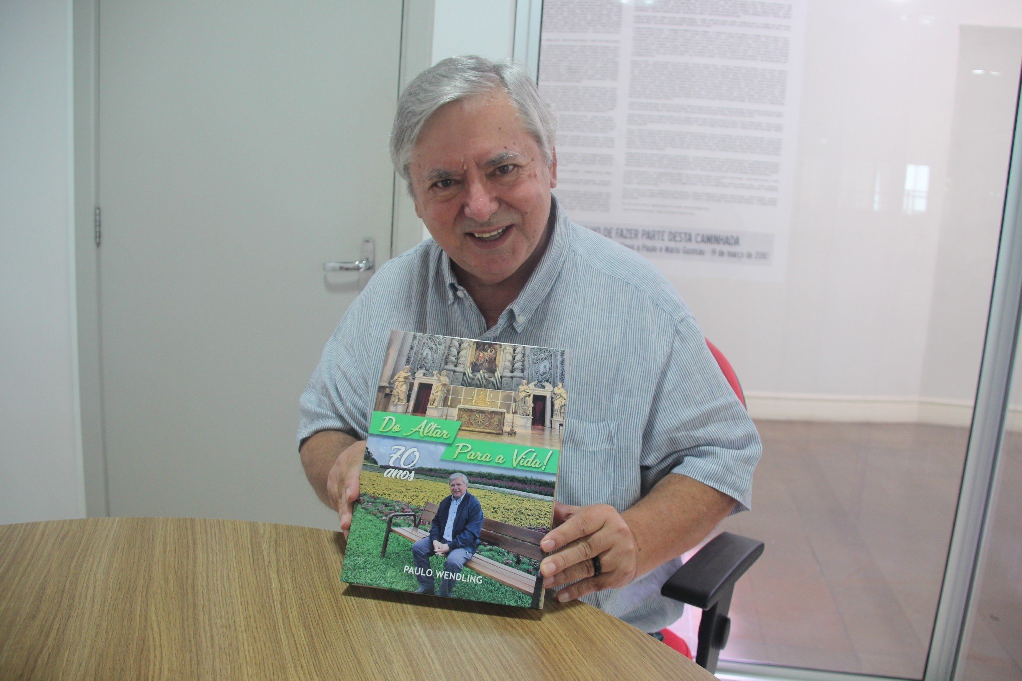 DO ALTAR PARA A VIDA: Padre Paulo lança livro para celebrar seus 70 anos