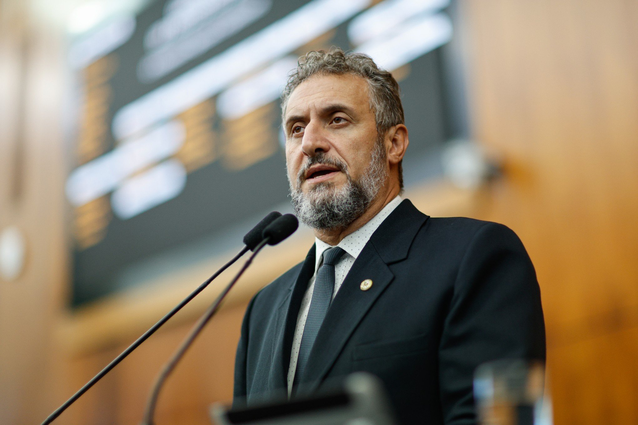 Issur Koch deixa cadeira na Assembleia com retorno de Ernani Polo; o que sabe sobre o destino do político