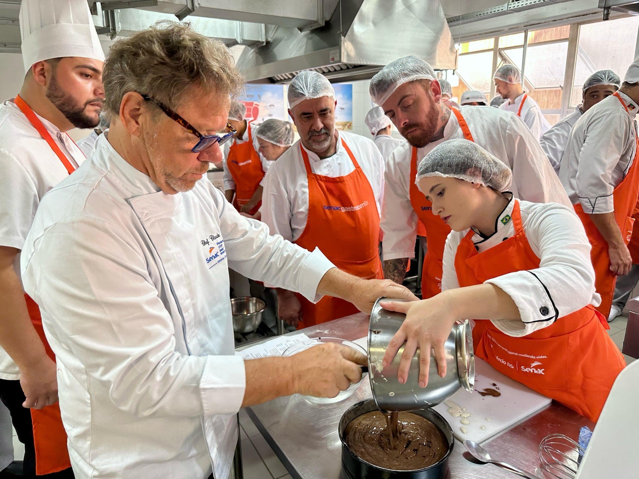 Chef Claude Troisgros dá toque francês ao chocolate artesanal de Gramado