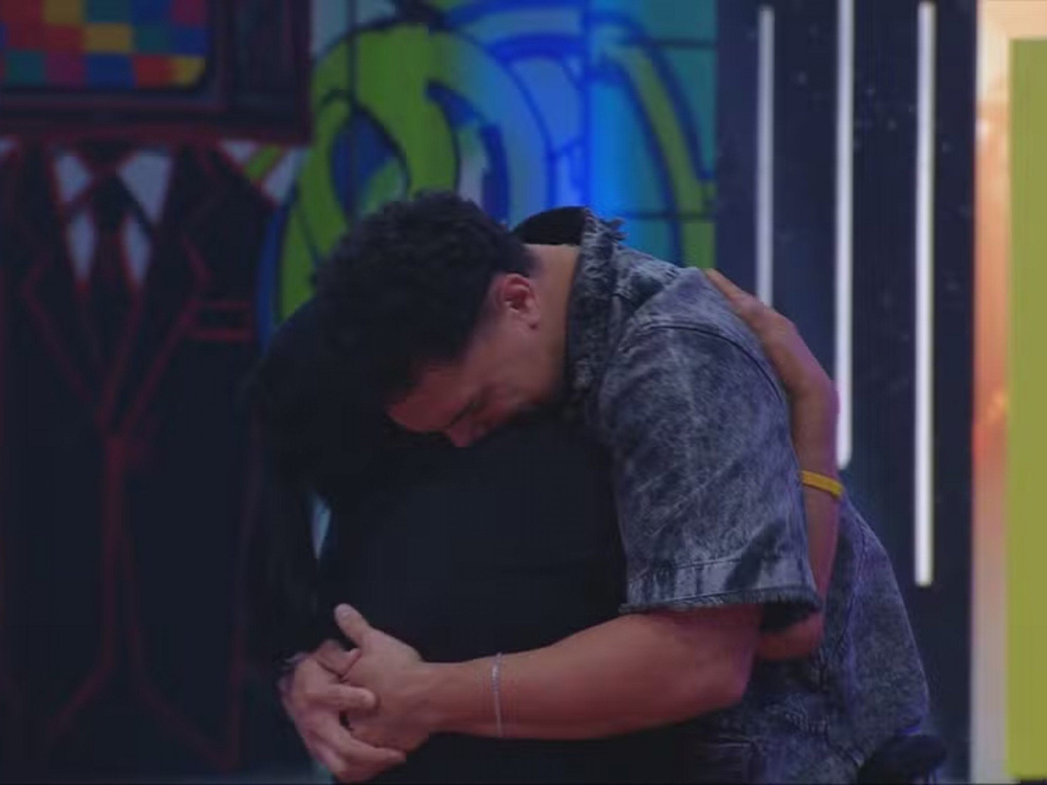 BBB: Vinícius chora na festa após completar desafio e dedica prova para Aline