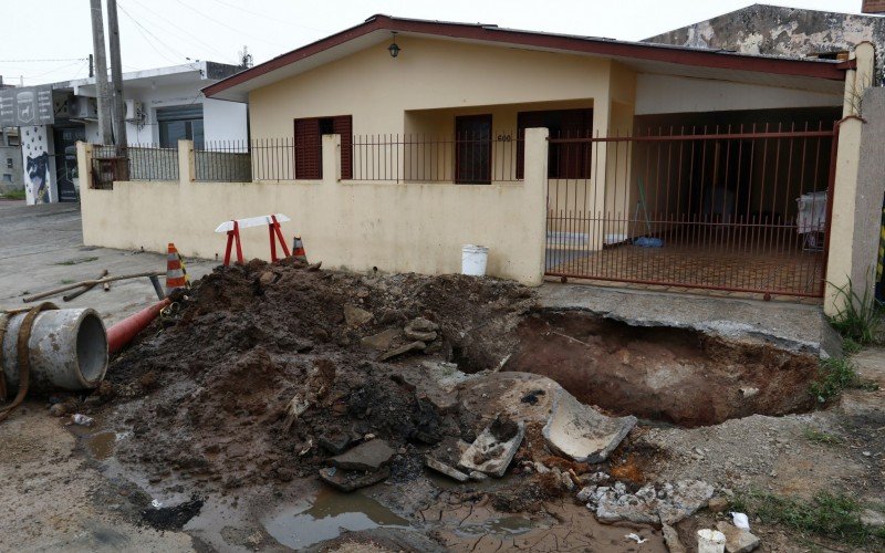 Cratera aberta na frente da casa Leonardo Boeel
