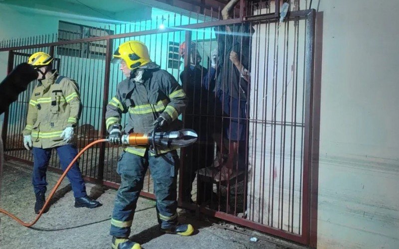 Homem fica ferido ao tentar pular portão e ficar com braço preso em grade em Novo Hamburgo | abc+