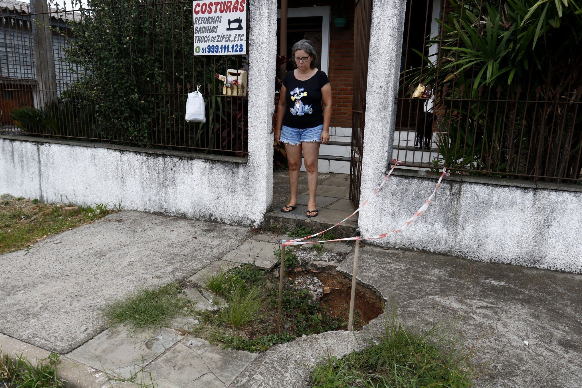 "O buraco na calçada vai fazer aniversário", diz moradora do bairro Estância Velha