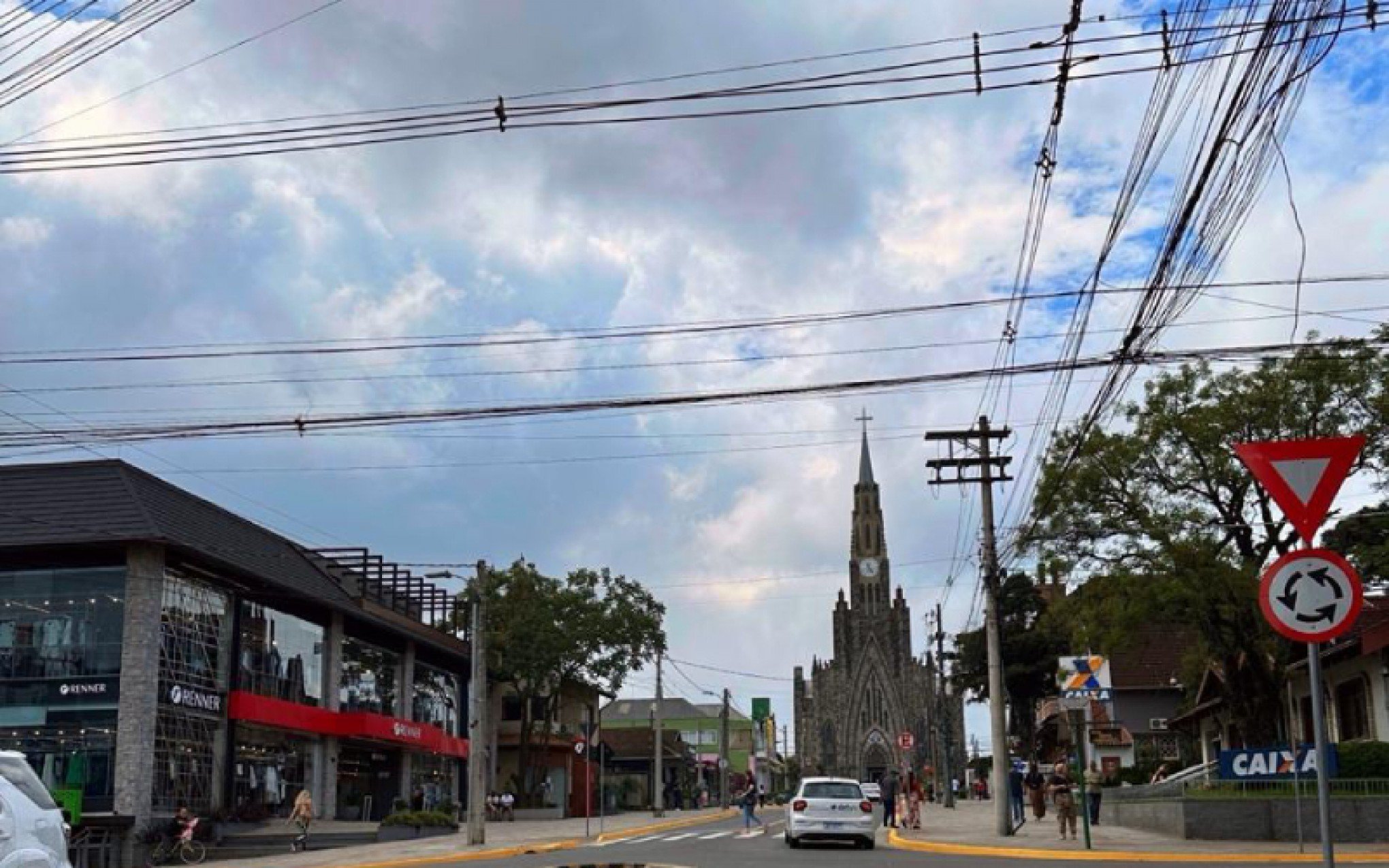 Canela inicia estudo para que área no entorno da Catedral de Pedra tenha fiação subterrânea