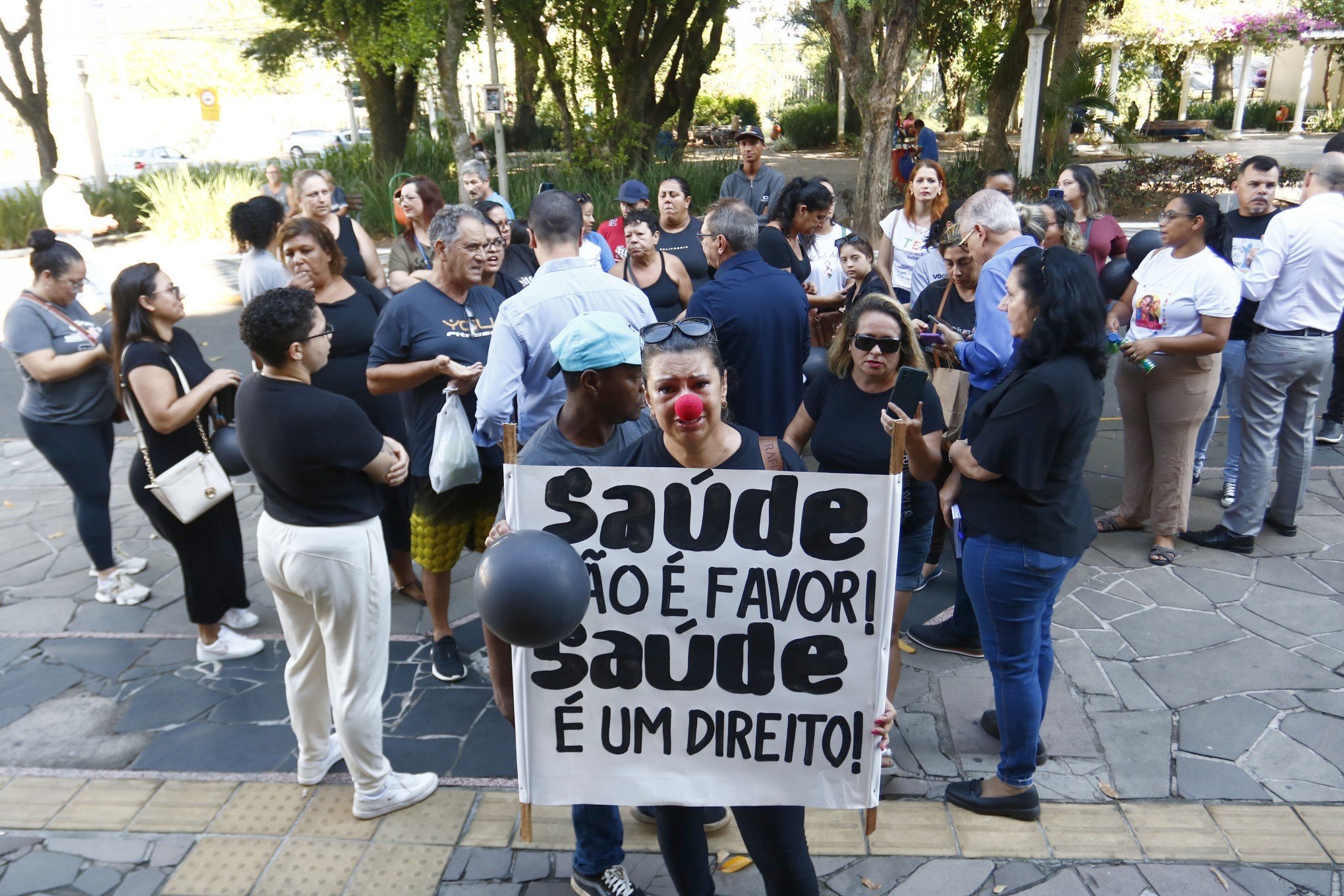 Mães atípicas se manifestam na frente da Prefeitura pedindo saúde e proteção aos filhos