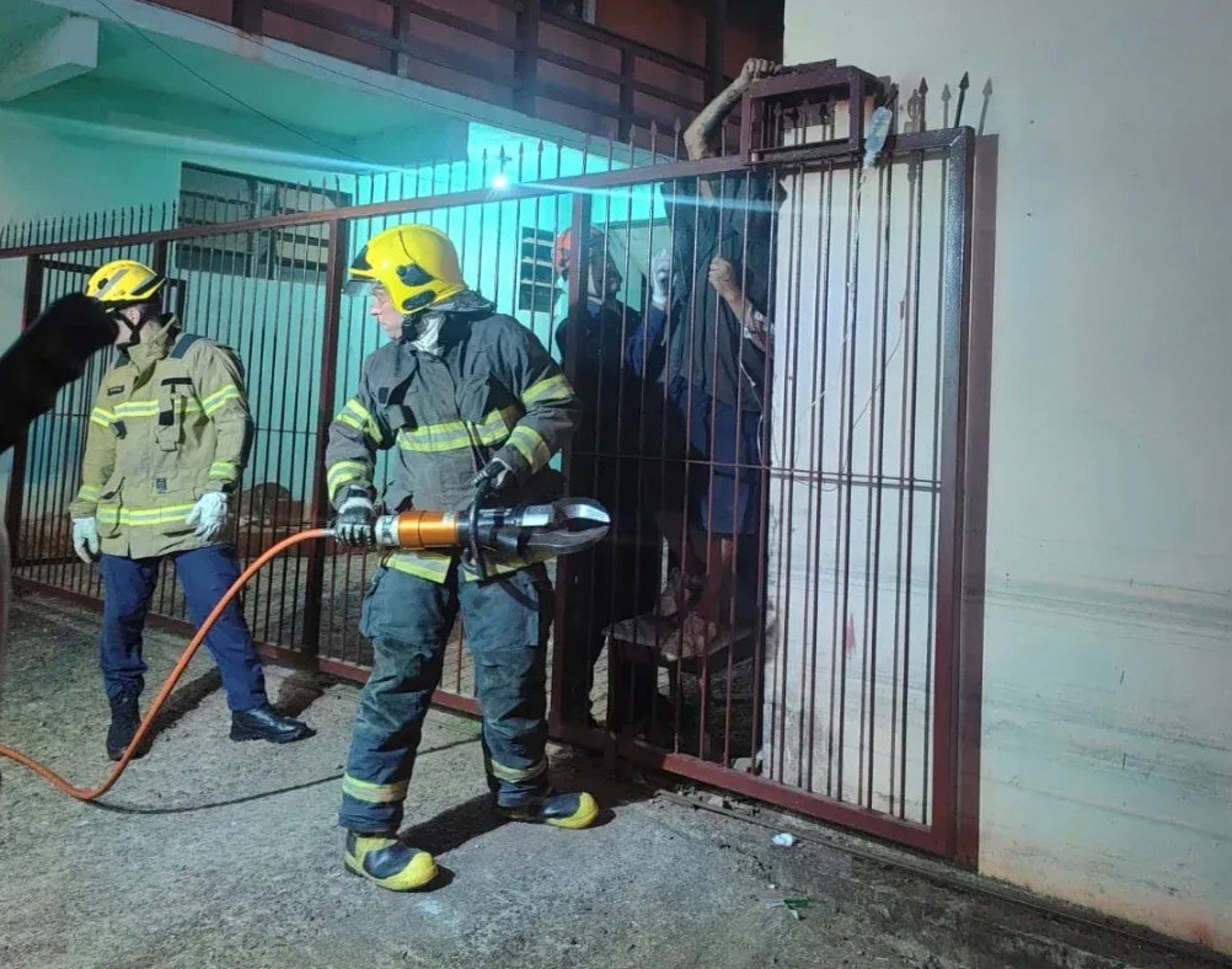 Lança de portão fica encravada no braço de homem e Bombeiros serram grade para resgatar vítima