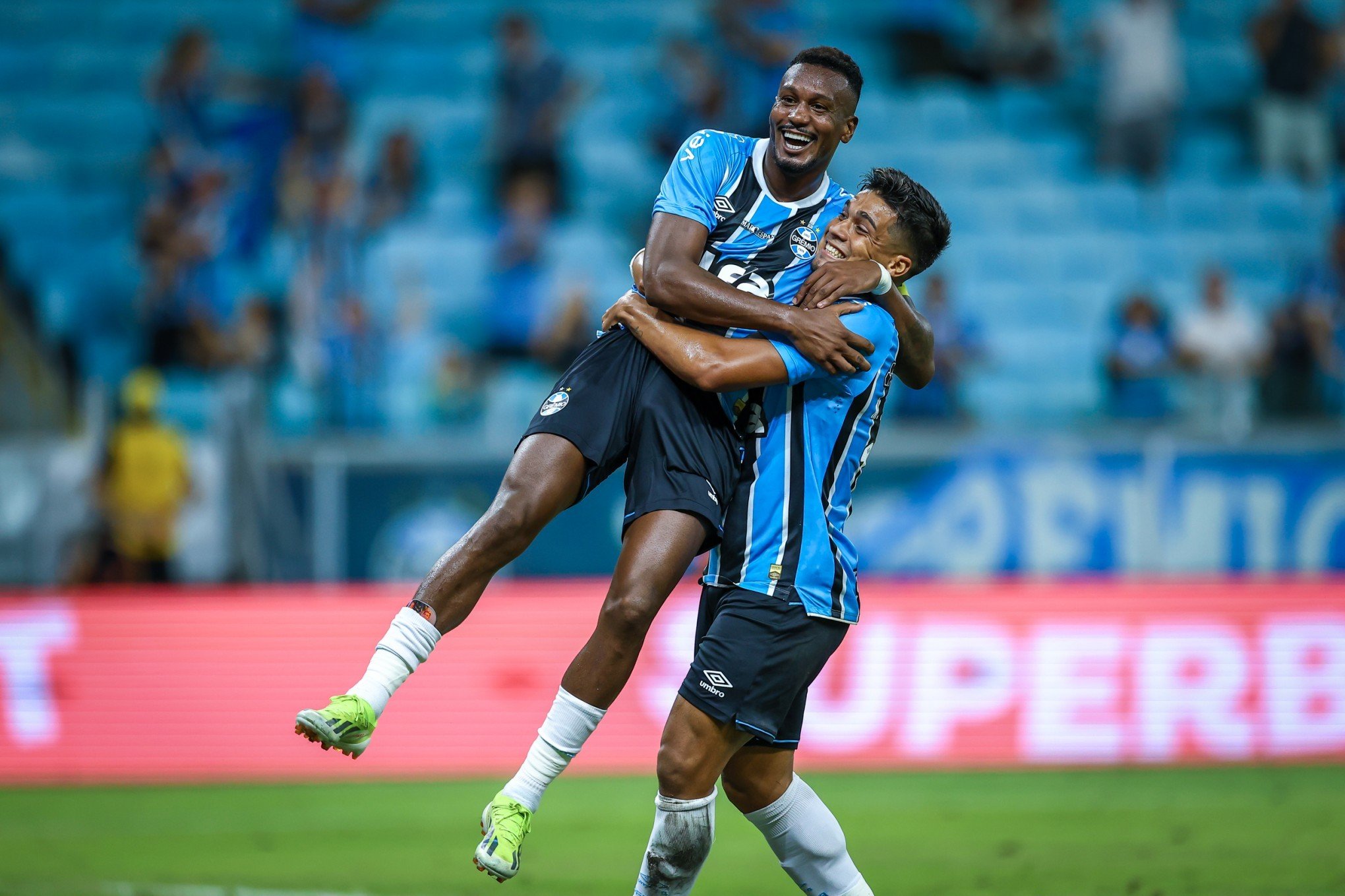 Grêmio supera pressão inicial, vence o Atlético-MG e estreia com três pontos no Brasileirão